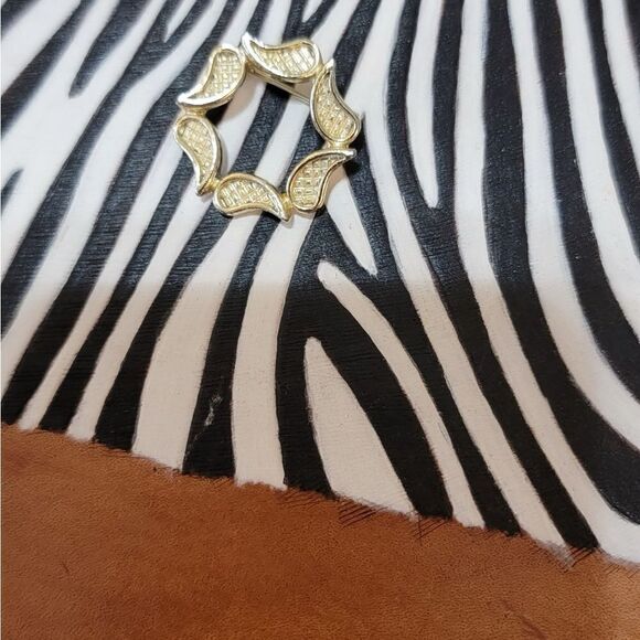 Vintage Gold Tone Paisley Design Brooch - Picture 7 of 7